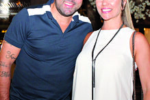 Deco e a mulher, Ana Paula, no restaurante City, criado pelo amigo Anthony Pereira no centro de Albufeira 