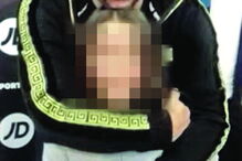 Numa foto com uma fã, o youtuber toca-lhe no peito