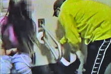 Num dos vídeos, Strada entra na casa de banho das raparigas