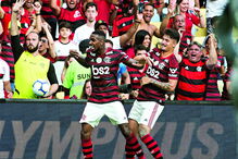 Gerson, à esquerda, a festejar o golo que valeu o empate do ‘Fla’ aos 35 minutos