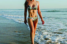 Ana Rita Clara fotografada à beira-mar