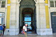 Procurador corrupto reza na cadeia por perdão