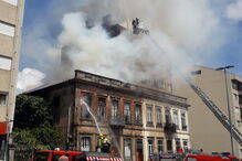 Incêndio deflagra em edifício no Porto
