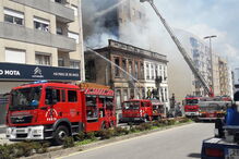 Incêndio deflagra em edifício no Porto