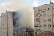 Dois feridos em incêndio em edifício devoluto no Porto