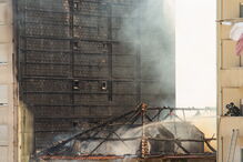Dois feridos em incêndio em edifício devoluto no Porto