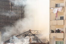 Dois feridos em incêndio em edifício devoluto no Porto