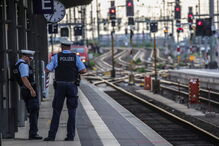 Menino de oito anos morre atropelado por comboio após ser empurrado para a linha ferroviária