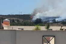 Chamas consomem zona de mato junto a depósito de combustível no Hospital Amadora-Sintra	