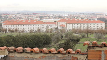Embrulho com aguardente, telemóveis e material para fazer droga encontrado em terrenos da cadeia de Sintra