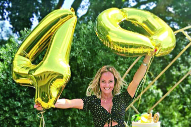 Bárbara Norton de Matos rodeada de amigos na festa dos 40 anos