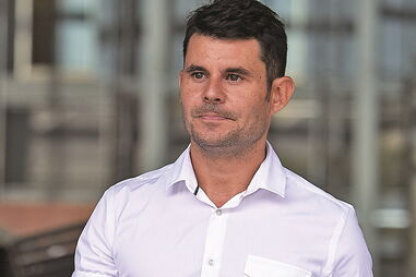 Apoiado pela mãe e por uma equipa de advogados experientes, Javier foi reconhecido como filho e herdeiro de Julio Iglesias 