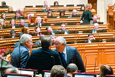 Fim da legislatura marcada por mais uma vitória da maioria parlamentar de esquerda, a pensar nas próximas eleições  