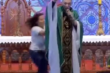 Padre empurrado por mulher de altar durante missa 