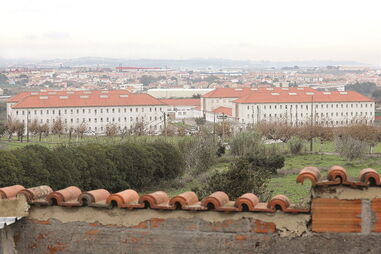 Embrulho com aguardente, telemóveis e material para fazer droga encontrado em terrenos da cadeia de Sintra
