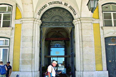 Professor ilibado de abusos contra duas alunas menores no Porto