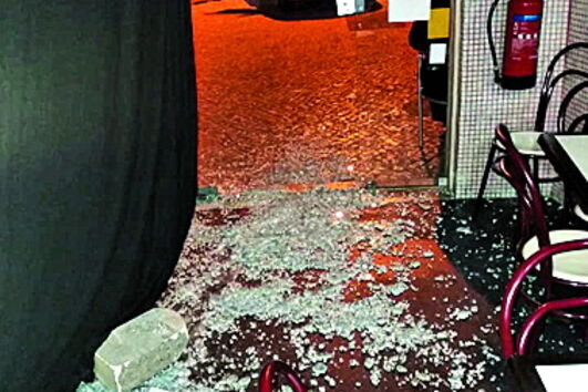 Assaltantes partiram porta com pedra    