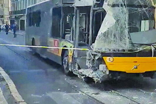 Autocarro ficou destruído pela colisão e por ter arrojado contra os prédios 