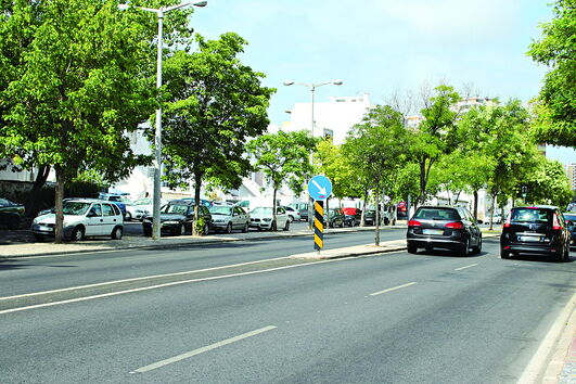 Acidente na avenida Cidade Hayward, junto ao quartel do Corpo de Bombeiros Sapadores de Faro