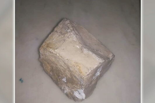 Mulher e filha de 10 anos assistem a crime de violência doméstica e são atacadas à pedrada na Brandoa