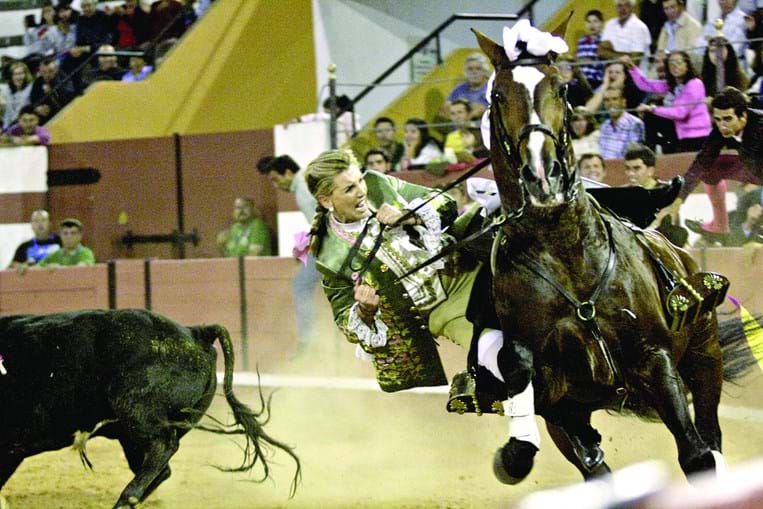 Ana Batista lidava o segundo touro da noite quando foi apertada contra as tábuas e acabou por cair do cavalo 
