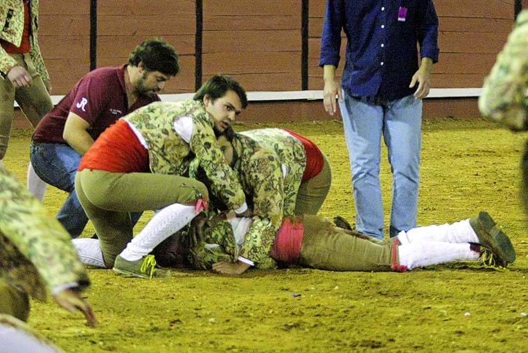 Major da GNR Luís Fera ferido na praça de touros de Coruche. Militar foi atirado pelo touro com a cara ao chão na pega 