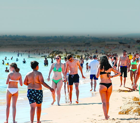 Nos próximos dias o cenário de praias cheias de turistas ainda não se deve verificar devido ao tempo fresco 