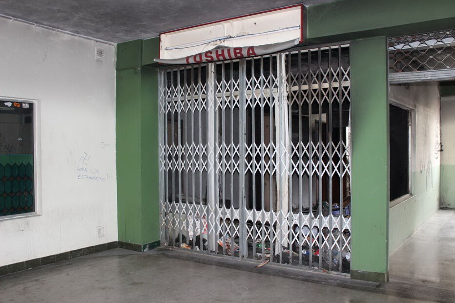 Loja de Vila Real transformada em depósito de lixo