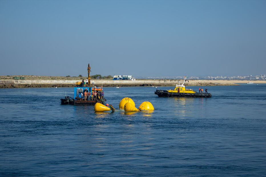 Contratempos dificultam retirada de draga da barra Faro-Olhão