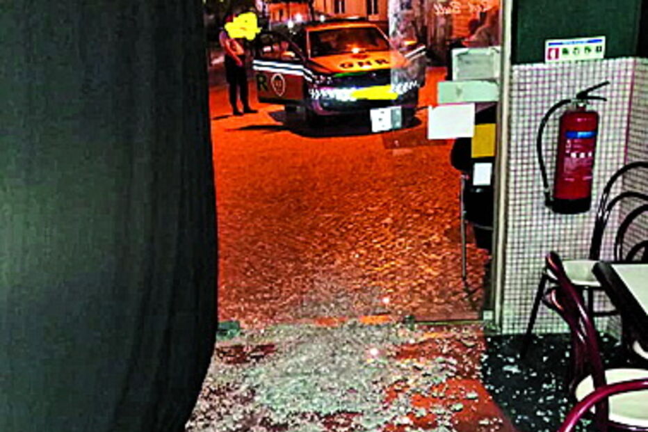 Assaltantes partiram porta com pedra    