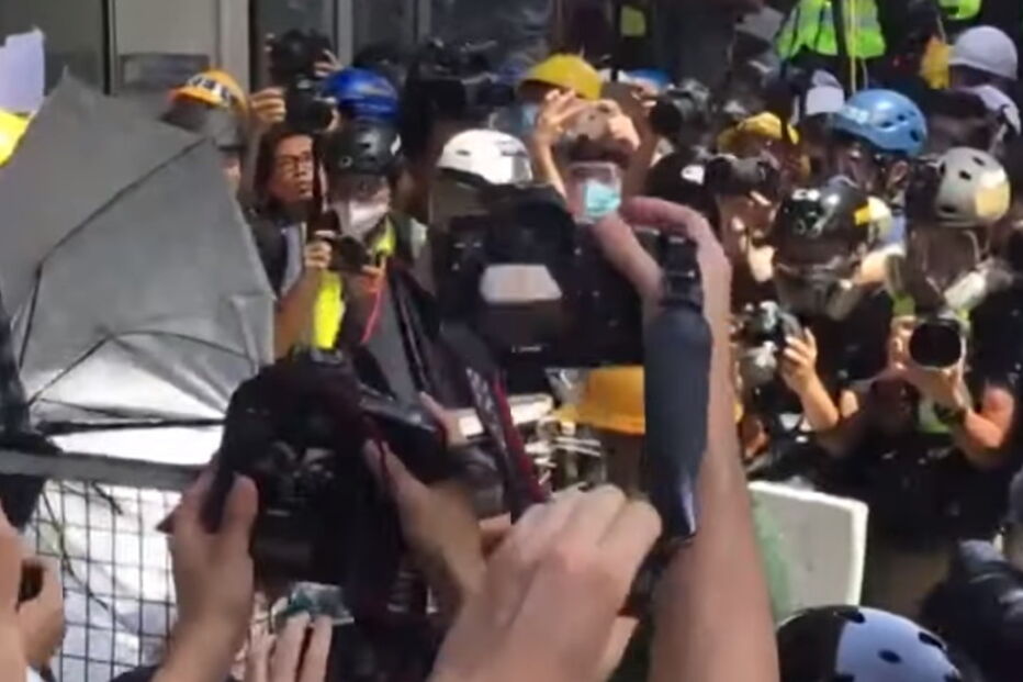 Recorrendo a um carrinho de supermercado metálico os manifestantes tentaram forçar a entrada no edifício da Assembleia