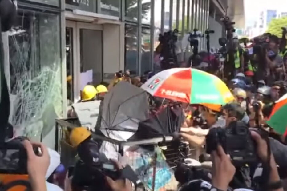 Recorrendo a um carrinho de supermercado metálico os manifestantes tentaram forçar a entrada no edifício da Assembleia
