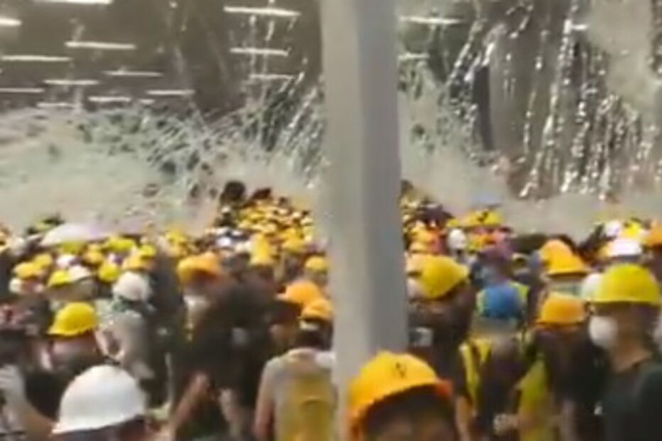 Manifestantes invadem parlamento de Hong Kong e vandalizam instalações do governo