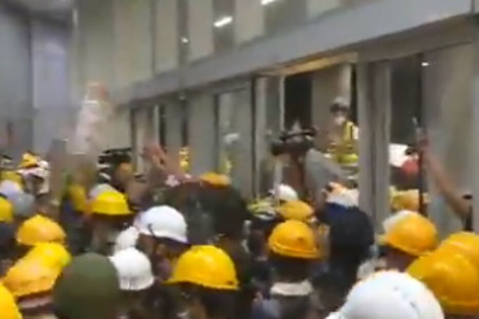 Manifestantes invadem parlamento de Hong Kong e vandalizam instalações do governo