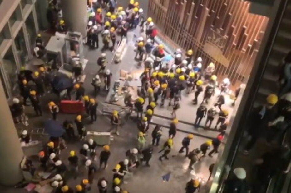Manifestantes invadem parlamento de Hong Kong 