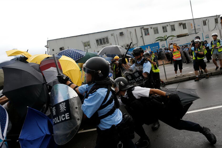Polícia de Hong Kong usa gás lacrimogéneo para dispersar manifestantes junto ao parlamento