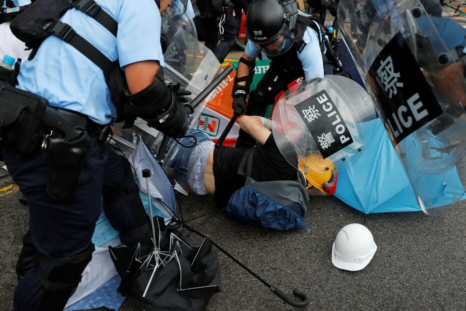 Polícia de Hong Kong usa gás lacrimogéneo para dispersar manifestantes junto ao parlamento
