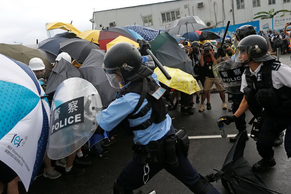 Polícia de Hong Kong usa gás lacrimogéneo para dispersar manifestantes junto ao parlamento