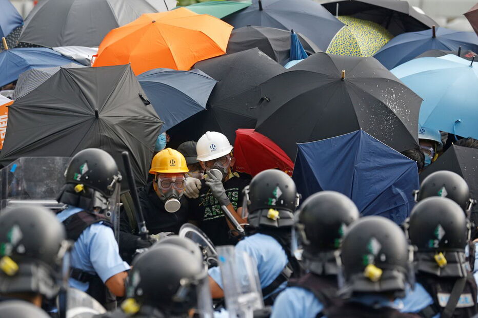 Polícia de Hong Kong usa gás lacrimogéneo para dispersar manifestantes junto ao parlamento