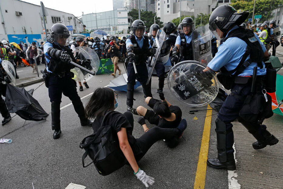 Polícia de Hong Kong usa gás lacrimogéneo para dispersar manifestantes junto ao parlamento