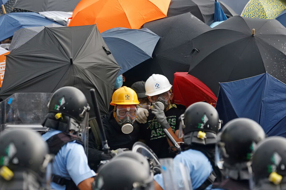 Polícia de Hong Kong usa gás lacrimogéneo para dispersar manifestantes junto ao parlamento