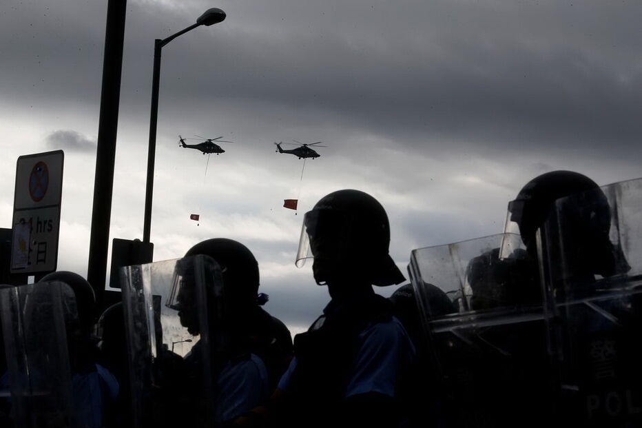 Polícia de Hong Kong usa gás lacrimogéneo para dispersar manifestantes junto ao parlamento