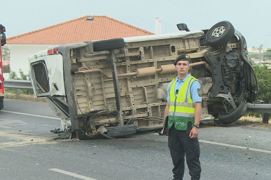 Colisão entre carro e camião faz oito feridos em Faro