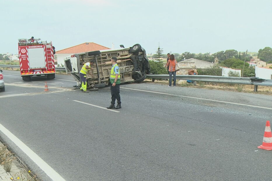 Colisão entre carro e camião faz oito feridos em Faro