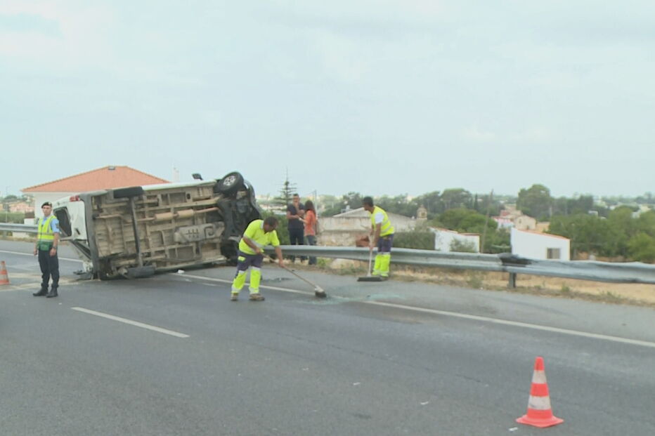 Colisão entre carro e camião faz oito feridos em Faro