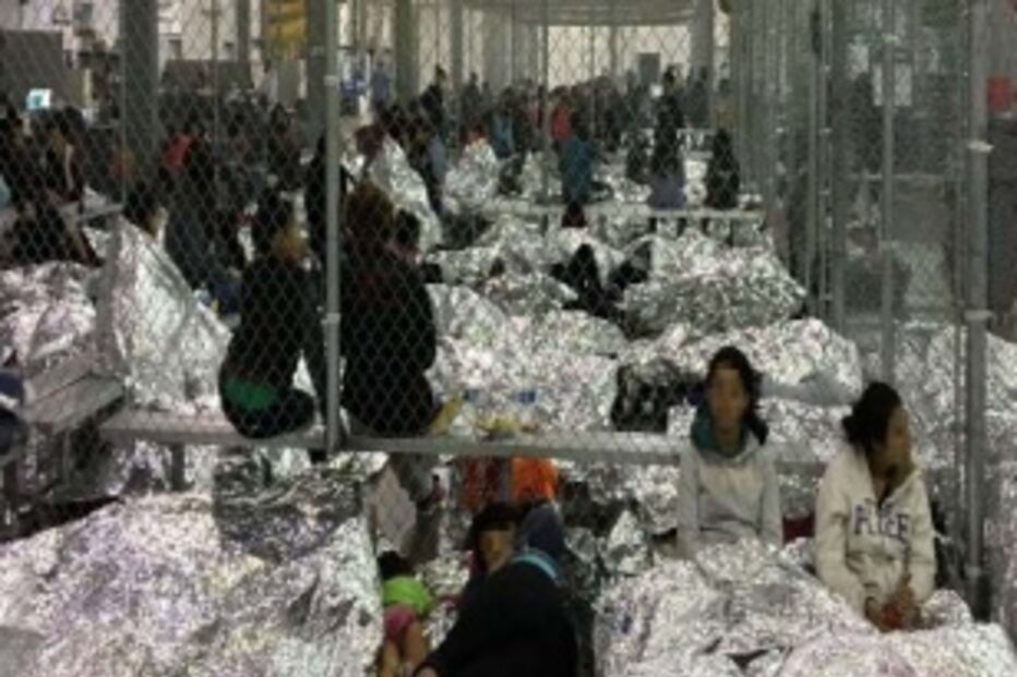 Novas imagens mostram condições precárias de crianças e adultos nos centros de detenção nos EUA