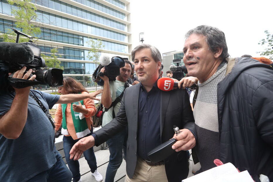 Bruno de Carvalho aplaudido na chegada ao tribunal