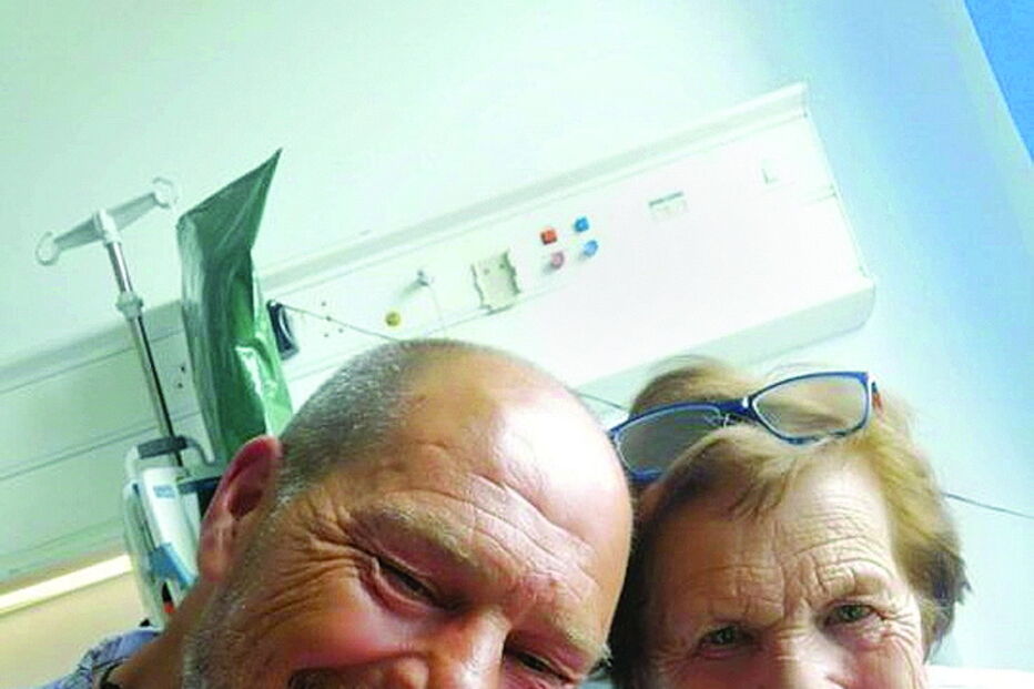 Joan Whitehorn com o filho Stephen, no Royal University Hospital, Londres 