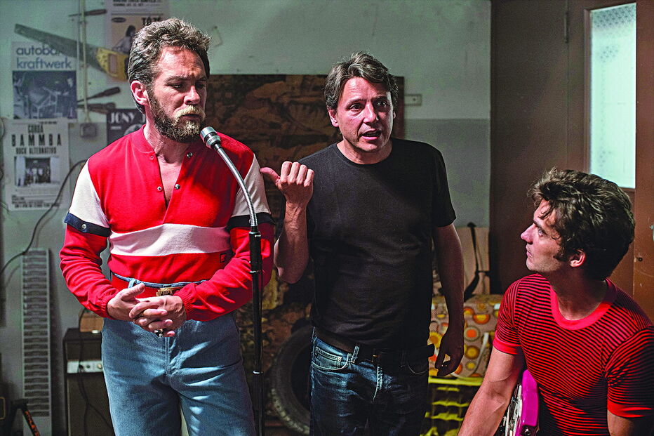 O ator Sérgio Praia convence e toca o espectador na pele do cantor António Variações 