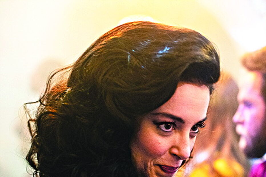 Victoria Guerra é Rosa Maria, uma das fundadoras da mítica discoteca Trumps  